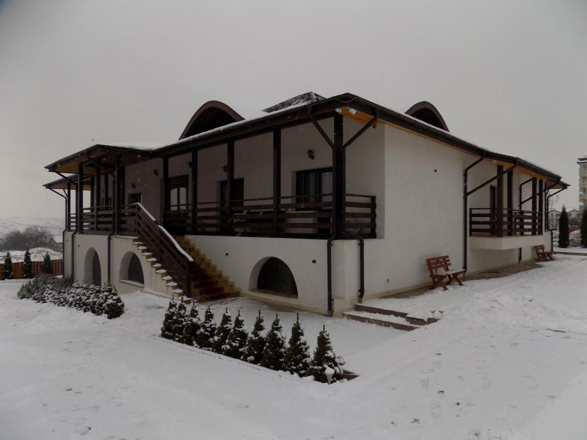 Tango Margo Hotel Valea Lupului  ภายนอก รูปภาพ