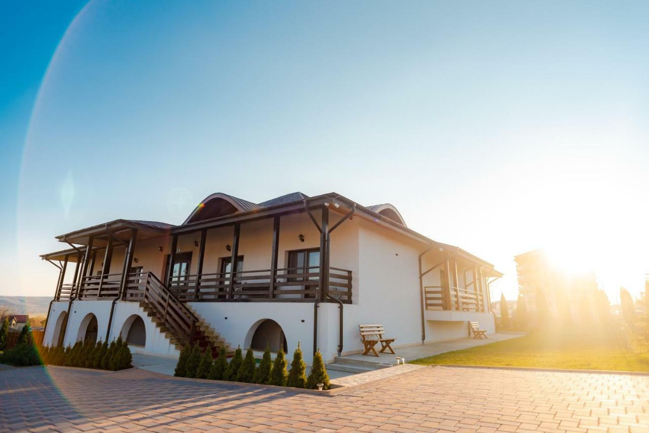 Tango Margo Hotel Valea Lupului  ภายนอก รูปภาพ